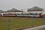 Ein schon in der Steigung stehender U76 Zug nach Dsseldorf, befinde sich am Bahnsteig in Osterath Grgesheide am Bahnsteig.