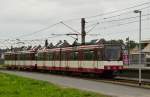 Kurz vorm Bahnbergang Meyersweg am Bahnhof Grgesheide ist dieser U74 Zug nach Benrath zu sehen, der auf die Erlaubnis wartet an den Bahnsteig heran zu fahren.