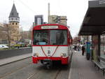 VGF Düwag U2 Wagen 304 als Nikolaus Express am 09.12.17 in Frankfurt Bockenheimer Warte auf den Straßenbahngleisen was schon besonders ist