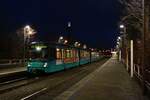 VGF Bombardier Flexity Swift U5-50 Wagen 812 am 05.03.22 in Frankfurt Niddapark mit dem Fernsehturm in den Farben der Ukraine