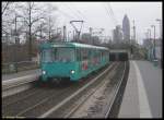 Hinter der Station Industriehof / Neue Brse trennen sich die Strecken der Linien U6 zur Heerstrae und U7 nach Hausen, bis dahin benutzen sie ab Station Zoo die gleiche Trasse. Nach der Station Kirchplatz kommen die Zge ber eine Rampe wieder an das Tageslicht und fahren oberirdisch als Stadtbahn weiter, wie es am 31.12.2006 auch der 2. Zug der Linie U7 mit den U2e-Triebwagen 392 und 367 tat, letzterer noch mit Scherenstromabnehmer. Im Hintergrund ist das schwarze Loch des Tunnels zu erkennen. 