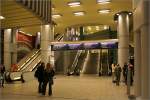 U-Bahnhof Kröpcke - 

Blick westlichen Bahnsteig der C-Ebene auf die Treppenanlagen zu den Ausgängen und zu den weiteren Bahnsteighallen. In den Jahren 1998 bis 2002 wurde der ganze Bahnhof nach einem Konzept des italienischen Designers Massimo lossa Ghini umgestaltet. 

03.11.2006 (M)
