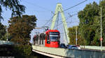 HF6 5329 und 5330 befinden sich im Liniendienst. Hier als Linie 14 auf der Severinsbrücke in Köln am 19.09.2024.