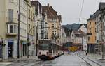 Obwohl ich schon einige Zeit Straßenbahnen aufnehme, hatte ich bisher nie die Bielefelder Stadtbahn besucht. Dabei glaube ich nicht an die im Netz kursierenden Theorien über die Nichtexistenz der Stadt (Stichwort  Bielefeld-Verschwörung ). Das Versäumte habe ich am 01.08.2020 nachgeholt und anhand einiger Fotos nebenbei die Existenz von Bielefeld bewiesen: Hier fährt ein M8C-Doppel, vorne M8C 541, auf der August-Bebel-Straße in Richtung Zentrum.