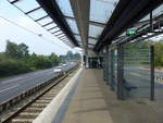 Die Haltestelle Rhein-Ruhr-Zentrum, zwischen der A40, am 15.08.2020 in Mlheim (Ruhr).