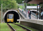 . Aus dem Untergrund des Friedhofs kommend -

... erreicht der Stadtbahn-Triebwagen auf der U2 die Haltestelle Hauptfriedhof.

12.07.2017 (M)