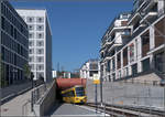 In der Häuserschlucht -

Ein Zug der Linie U12 erreicht im Stuttgart Europaviertel neben einer neuen Straßenbahnhaltestelle das Tageslicht.

31.07.2018 (M)