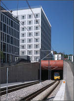 Hinein in den Innenstadttunnel -    Die neue Stadtbahntunnelrampe im Stuttgarter Europaviertel mit einem Zug der Linie U6.