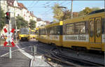 Als die Stuttgarter Stadtbahn noch jung war -

Stadtbahnbetrieb auf der Linie U9 an ihrer Endhaltestelle 'Vogelsang' im Stuttgarter Westen. Nach dem Umstellung auf Stadtbahnbetrieb der Linie U9 musste noch an 13 Haltestellen über die Klapptrittstufen die Stadtbahnwagen erklommen werden, bedingt auch durch den Mischbetrieb mit der Straßenbahn. Wo immer es ging wurden dann nach und nach Hochbahnsteige errichtet und 2004 waren dann alle Stationen damit ausgerüstet.

Scan vom Farbnegativ, 1989

