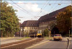 Als die Stuttgarter Stadtbahn noch jung war - 

Von 1989 bis 1994 waren die dreischienigen Gleise durch den Stuttgarter Westen für den Mischbetrieb der Linie U9 und der Straßenbahnlinie 4 notwendig. Hier ein Nachschuss auf eine U9 zwischen den Haltestellen 'Schwab-/Bebelstraße' und 'Schloß-/Johannesstraße' in diesem dicht bebauten Stadtteil.

Scan vom Farbnegativ, 1989
