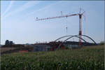 Stadtbahnbögen über der Autobahn -    Die Stadtbahnbrücke der Verlängerungstrecke der Stuttgarter Stadtbahnlinie U6 zum Flughafen im Gegenlicht.