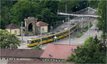 Vorbei am Löwentor - 

... ist hier ein Stadler Tango Stadtbahnzug auf der Linie U12 unterwegs.

20.06.2924 (M)