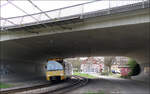 Unter der Straßenbrücke -     Ungestört vom Straßenverkehr darüber fährt ein Stadtbahnzug der U14 in den Bogen hinauf zur Neckarbrücke.
