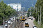 Das Luxuswohnhochhaus und die Stadtbahntrasse - 

... in der Heilbronner Straße. Blick vom Steg an der Haltestelle Löwentorbrücke in Richtung der Stuttgarter Innenstadt. Der Stadler-Tango-Stadtbahnzug auf der U7 erreicht in Kürze die Haltestelle Rosensteinfriedhof (früher Eckartshaldenweg).

Der Abschnitt der Stadtbahntrasse hinauf nach Degerloch befindet sich etwa auf der Linie des Hochhausdaches. Dort führt sie ein Stück oberirdisch entlang der neue Weinsteige, bis sie wieder an der Haltestelle Weinsteig im Tunnel verschwindet.

23.07.2024 (M)