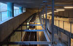 Tageslicht/Kunstlicht - 

Blick von der Zugangsebene in die Stadtbahnstation Degerloch an den Stuttgarter Stadtbahnlinien U5, U6, U8 und U12. Eröffnet wurde die Station im Jahr 1990, als die Linien 5 und 6 auf Stadtbahnbetrieb umgestellt wurden.

31.12.2024 (M)