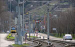 Bahntechnische Einrichtung und Ampelanlagen - 

... an der Stadtbahnstrecke der Linien U4 und U13 am Bahnhof Stuttgart-Untertürkheim. An der Weiche vorne zweigt die U4 zu ihrem Endpunkt am Bahnhof ab, während die U13 auf ihre Strecke in Richtung Bad Cannstatt geleitet wird. Vor ein paar Jahren sind innerhalb von 12 Stunden zweimal Züge der U4 an dieser Stelle entgleist. 

03.03.2024 (M)