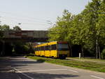 Stuttgart,
eine DT8.4 3033/3034 als U15 Richtung Ruhbank (Fernsehturm) verlässt denn Stadtteil Stammheim und fährt den Berg hinab in den Stadtteil Zuffenhausen. Hier zwischen denn Haltestellen Heutingsheimer Straße und Wimpfener Straße.