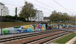 Schönes Graffiti - 

Die eigentlich triste Betonwand zwischen der S-Bahntrasse und der Neubaustrecke der U5 und die Unterführung in Leinfelden wurde ganz offiziell mit Graffiti-Kunst versehen und wirkt sehr farbenfroh. An der S-Bahnstation Sommerrein wurde vor Jahren eine Stützwand so gestaltet und wurde auch nach meiner Beobachtung nie illegal überschmiert. Vielleicht eine gute Möglichkeit dies zu verhindern.

Momentan wurde noch an keiner weiteren Stadtbahn-Neubaustrecke mit dem Bau begonnen, aber die SBB bauen derzeit die Verlängerung der S-Bahnlinie 2 von Filerstadt-Bernhausen über Sielmingen nach Neuhausen auf der einstigen Filderbahntrasse.

18.10.2024 (M)