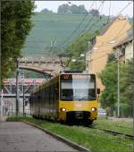 . Spaziergang entlang der Nordbahnhof- und Friedhofstraße, Teil I -

14:51: Während im Hintergrund ein DB-Zug die Brücke quert, fährt dieser Zug der U7 auf dem Rasengleis der Nordbahnhofstraße in Richtung Innenstadt.

08.09.2014 (M)