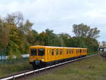 Wagen 1916 (Reihe E III) als U5 nach Biesdorf Süd vor der Einfahrt im Bahnhof Cottbusser Platz. 7.10.2016