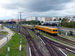 Zwei sehr unterschiedliche U-Bahn-Züge treffen sich in Hönow: Während der historische Zug der Reihe E III sich gerade auf den Weg nach Biesdorf macht, kommt der moderne Zug der Baureihe H gerade an. Der Ort Hönow liegt nicht in Berlin - die U-Bahn-Station hingegen schon. Praktisch für die Hönower, die dadurch nur einen AB-Fahrschein benötigen. 7.10.2017