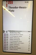 Blick auf einen der zahlreich im Innenraum aufgehängten LCD-Monitore eines Zuges vom Typ IK der Berliner U-Bahn.