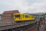 Triebzug 1075 der Bauart G hat soeben Gleisdreieck in Richtung Mendelssohn-Bartholdy-Park verlassen.

Berlin 15.07.2020