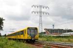 Ein Zug der Baureihe H hat gerade den U-Bahntunnel am Tierpark verlassen und rollt weiter nach Biesdorf-Sd.
(05.07.2009)