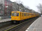 Berlin: Die U1 nach S+U Bahnhof Warschauer Strae im U-Bahnhof Schlesisches Tor.(11.3.2012)