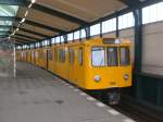 Berlin: Die U1 nach S+U Bahnhof Warschauer Strae im U-Bahnhof Gleisdreieck.(11.3.2012)