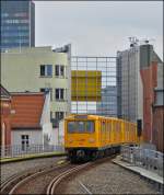 - Durchgebogen - Der TW 778 der Kleinprofil-Baureihe A3E auf der U1 hat am 29.12.2012 die Haltestelle Gleisdreieck verlassen und scheint in den Huserschluchten zu verschwinden.
