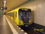 H-Triebwagen 5029 der Berliner Verkehrsbetriebe (BVG) im Bahnhof Tierpark