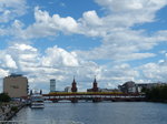 Die Oberbaumbrücke in Berlin verbindet die Stadtteile Friedrichshain und Kreuzberg. Links im Bild ist ein Stück Mauerstreifen zu sehen, der heute gerne von Touristen besucht wird. 3.7.2016, Berlin