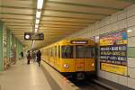 Die U-Bahnwagen 2682/2683 der Bauart F 79 auf der Linie U 5 von Hönow nach Alexanderplatz beim Halt am 17.02.2016 in der Station Strausberger Platz.
Die Wagen wurden 1979 bei Orenstein & Koppel gebaut und hatte im Jahre 2015 seine letzte Hauptuntersuchung.
