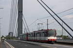 Die Düwag B80D der Düsseldorfer Rheinbahn prägen seit Jahrzehnten das Stadtbild. Eine Doppeltraktion, angeführt von Wagen 4239, ist hier auf der Oberkasseler Brücke richtung Lörick unterwegs.