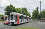 Ende gut - alles gut (?). Am 30.05.2022 um 16:23 Uhr machte sich der erste HF6-Planzug vom Betriebshof Handweiser aus als Linie U 75 auf den Weg nach Düsseldorf-Eller. Die ersten dort eingesetzten Fahrzeuge waren die HF6 4313 und 4307, die bei der Rückfahrt nach Neuss auf der Erkrather Straße an der Abzweigung zum Betriebshof Lierenfeld aufgenommen wurden. Das Fragezeichen bezieht sich auf die zahlreichen Probleme, die bei den ersten gelieferten Triebwagen auftraten. Bestellt wurden 2015 insgesamt 43 Fahrzeuge zum Ersatz der GT8SU aus den 1970er Jahren (später aufgestockt auf 59 zur Taktverdichtung). Zu Lieferverzögerungen kamen technische Probleme, außerdem hatte Bombardier (inzwischen Alsthom) u. a. nicht vereinbarte Materialien verwendet und weitere kleinere nicht abgestimmte Veränderungen vorgenommen. Daraufhin verweigerte die technische Aufsichtsbehörde die Zulassung für den Fahrgastbetrieb. Davon war bei der heutigen Präsentation der Rheinbahn natürlich nicht die Rede, sondern von moderner Technik, komfortabler Ausstattung und schickem Design und dass die neuen Stadtbahnwagen den Nahverkehr in Düsseldorf und der Region auf ein neues Level bringen werden. Das Design ist sicherlich Geschmackssache, doch vor allem die Seitenfronten mit den unterschiedlichen Fenster- und Türenhöhen wirken auf mich unruhig und nicht wirklich gelungen. Und den versprochenen höheren Komfort im Innenraum kann ich nicht erkennen. Angefangen von den Zweiachsern aus den 1920er Jahren hatten die Fahrzeuge der Rheinbahn weiche Kunstledersitze, da empfinde ich die in den HF6 verwendeten Hartschalensitze als einen Rückschritt. Das einzig postive ist, dass in die Triebwagen (endlich!) eine Klimaanlage eingebaut wurde.