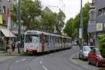 Eng geht es auf der Gumbertstraße in Düsseldorf-Eller zu, am 30.05.2021 fahren die GT8SU 3216 und 3236 als U 75 nach Neuss