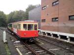 Ein Zug aus drei Bauzustnden der Hamburger T-Wagen ( TU 1, T, TU 2 ) fhrt am 11.10.2009 in den Bahnhof Schlump ein. Der T-Wagen in der Mitte des Zuges ist der Ursprungszustand aus den Grndungsjahren der Hochbahn. Der TU 1 an der Spitze ist ein Wiederaufbau kriegszerstrter T-Wagen. Beim TU-2 am Zugschlu handelt es sich um einen modernisierten T-Wagen der jngsten Lieferung aus den zwanziger Jahren des vorigen Jahrhunderts. Es wurde jeweils nur der Aufbau verndert. Die Technik wurde beibehalten um alle Bauformen frei miteinander kuppeln zu knnen. Die Fahrzeuge waren bis Ende der siebziger Jahre im Liniendienst. 