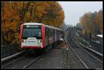 DT3 821 mit Anhngsel bei der Einfahrt in die Station Eppendorfer Baum. Aufgenommen am 30.10.10