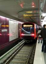 Zweiter Versuch (kein Super-Foto, aber informativ): Vorstellung des neuen Hamburger U-Bahnzuges DT 5 im Bahnhof Jungfernstieg, 28.1.2012