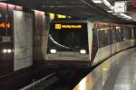 HAMBURG, 01.09.2014, U 4 nach HafenCity/Universität bei der Einfahrt in den U-Bahnhof Jungfernstieg (Linien U 2 und U 4)