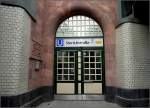 Nostalgisch: Eingangsportal der restaurierten Hamburger U-Bahnstation  Sierichstrae , jetzt wieder mit (vollautomatischen) Tren. 11.8.2013