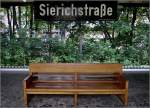 Ausnahme: nur hier, an der U-Bahnstation  Sierichstrae , gibt es noch emaillierte Haltestellenschilder - nirgendwo sonst in Hamburg! 11.8.2013