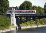 Ein Zug der Hamburger U-Bahnlinie U1 berquert die Alster bei der Strae  Leinpfad .