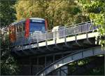 Durch viel Grn in diesem Hamburger Villenviertel ist ein Zug der Linie U3 unterwegs nach  Barmbek .