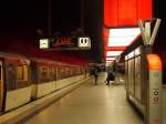 Wechselnde Farben (rot) an der Station  Hafencity Universität  der Linie U4; 26.11.2013  