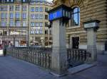 Am Hamburger Rathausmarkt haben die beiden letzten Eingangsbauwerke zu Untergrundstationen aus der Anfangszeit der HHA überlebt: hier der Zugang direkt vor dem Rathaus.