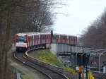 Am Bahnhof Kellinghusenstraße treffen sich U1 und U3. Das geht nicht ohne Brücken. Hier schlängelt sich der Zug der U3 nach Barmbek über eine Bahnbrücke. 6.12.2015