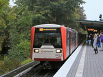 U3 der Hamburger Hochbahn (DT3) bei der Einfahrt in den Bahnhof Saarlandstraße am 24. Oktober 2016.