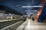U1-West, Olympia-Einkaufszentrum (2004) -     Nur wenige U-Bahnstationen in München verfügen über Seitenbahnsteige, Standard sind Mittelbahnsteige.